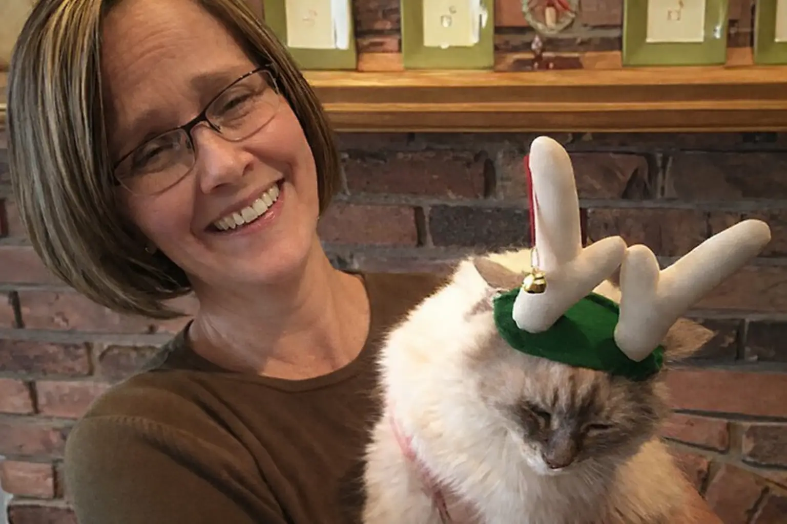 deanna-vowels-with-cat